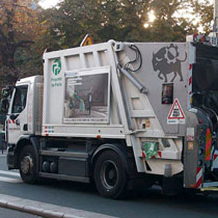 camion poubelle dans une rue