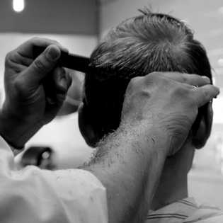 homme se faisant couper les cheveux chez le coiffeur