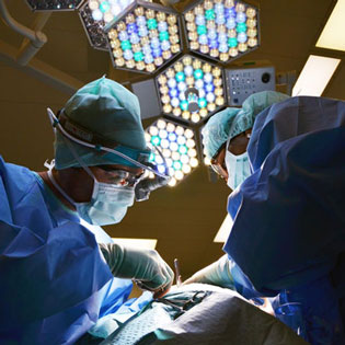 chirurgiens en salle d'opération