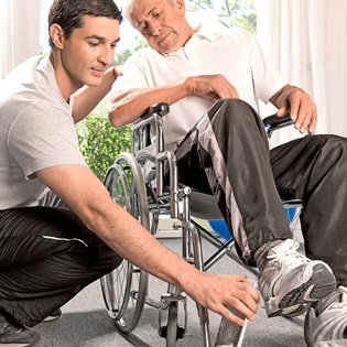 accompagnant aide un vieil homme avec son fauteuil roulant