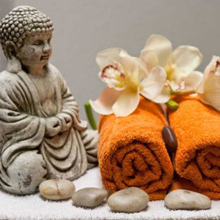 ambiance zen avec un bouddha, des serviettes et des bougies