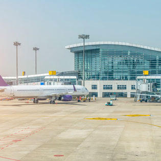 piste d''un aéroport avec un avion au sol