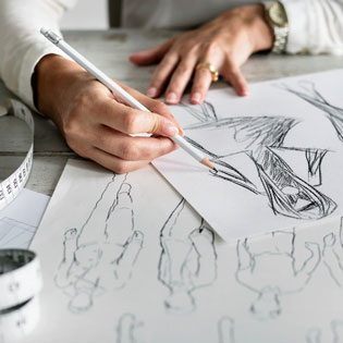 femme dessinant un croquis d''un ensemble haute couture
