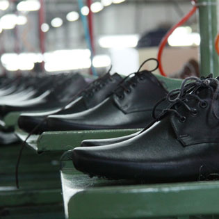 alignement de chaussures dans une usine de fabrication