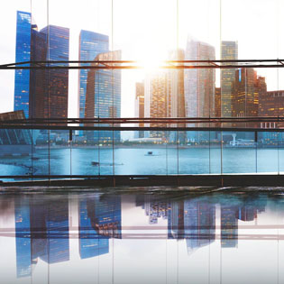 vue sur un centre d''affaires depuis une cour intérieure