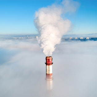 cheminée avec un nuage de fumée