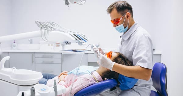 La réforme du « 100% Santé » ou la ruée sur les implants et prothèses dentaires