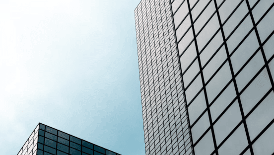 Façades modernes de bâtiments tertiaires en verre - illustration du secteur banque et finance