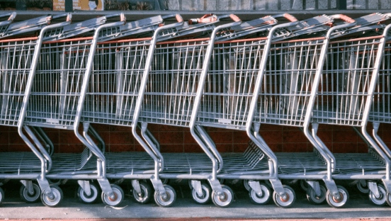 Rangée de chariots de supermarché - illustration du secteur des biens de consommation