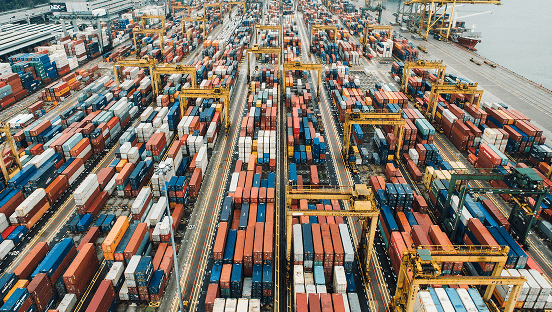 Vue aérienne d'un port de containers et de zones logistiques - illustration du secteur du commerce
