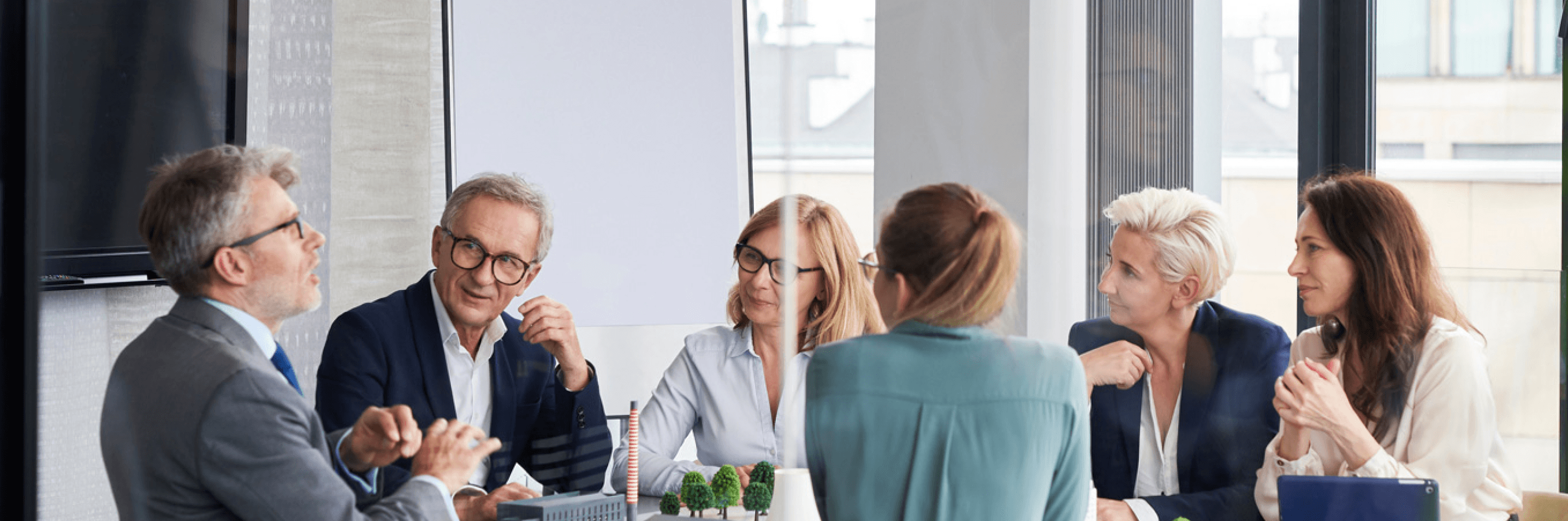 Professionnels en réunion et échangeant sur les perspectives de leur projet