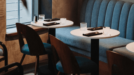 Tables dressées dans un restaurant - illustration du secteur hébergement et restauration