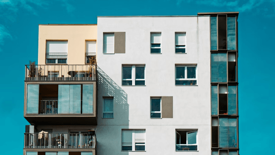 Façade moderne d'un immeuble résidentiel - illustration du secteur immobilier