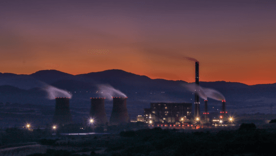 Site industriel avec cheminées fumantes au coucher du soleil - illustration du secteur de l'industrie