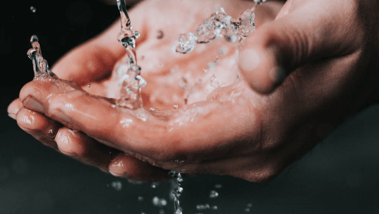 Mains recueillant de l'eau en mouvement - illustration du secteur santé