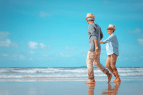 Couple de seniors marchant au bord de la mer - illustration du secteur services aux ménages