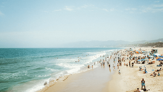 Plage animée avec des vacanciers - illustration du secteur tourisme, sport et loisirs