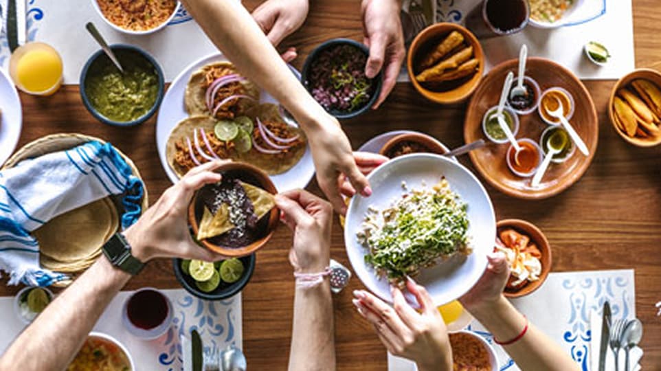 Consumers sharing a meal, illustrating the evolution of dietary behaviors