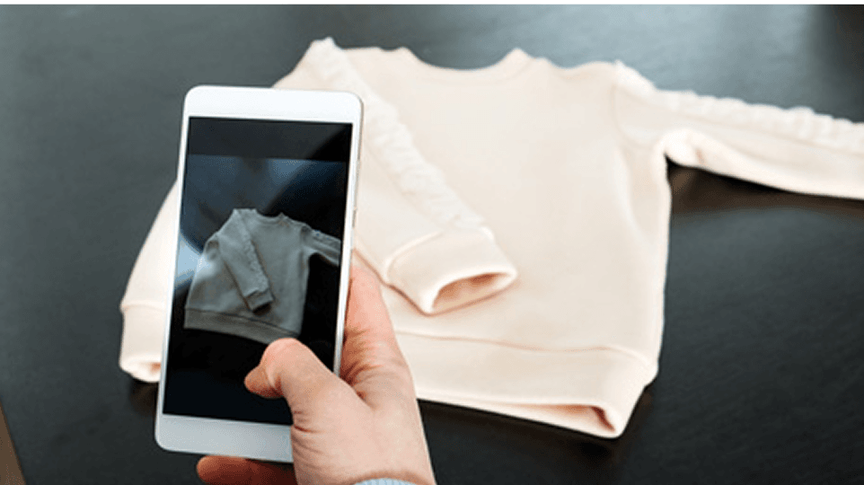 Photographing a garment to illustrate second-hand consumption