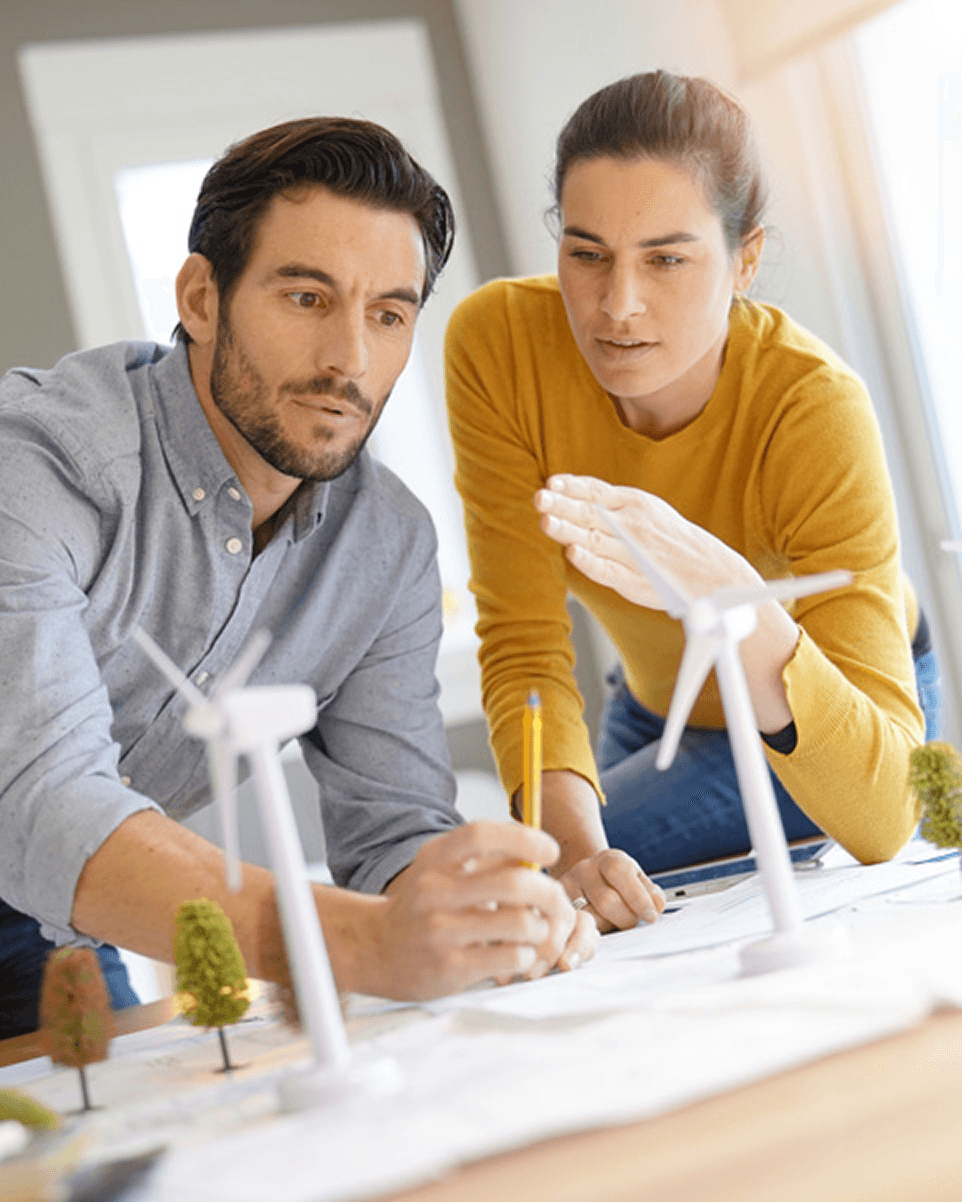 Professionnels travaillant sur un projet d’éolien et d’énergie renouvelable