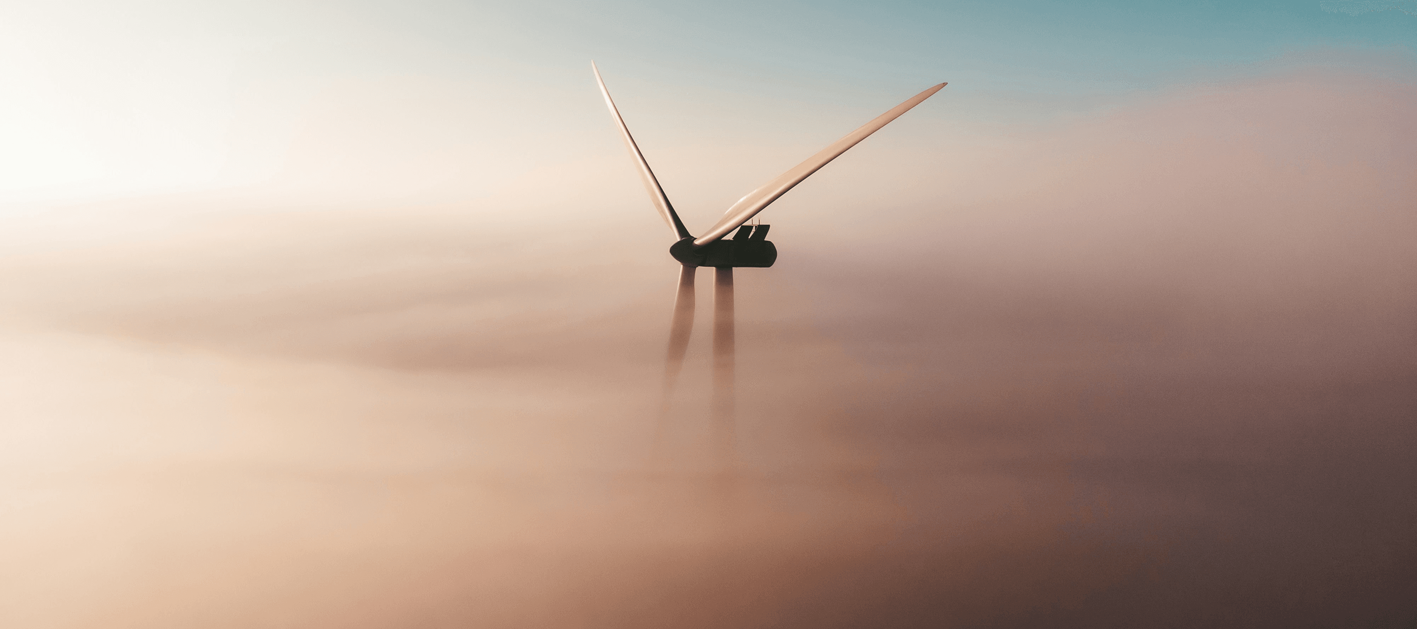 Éolienne au-dessus d’une mer de brume - illustration du secteur énergie et environnement