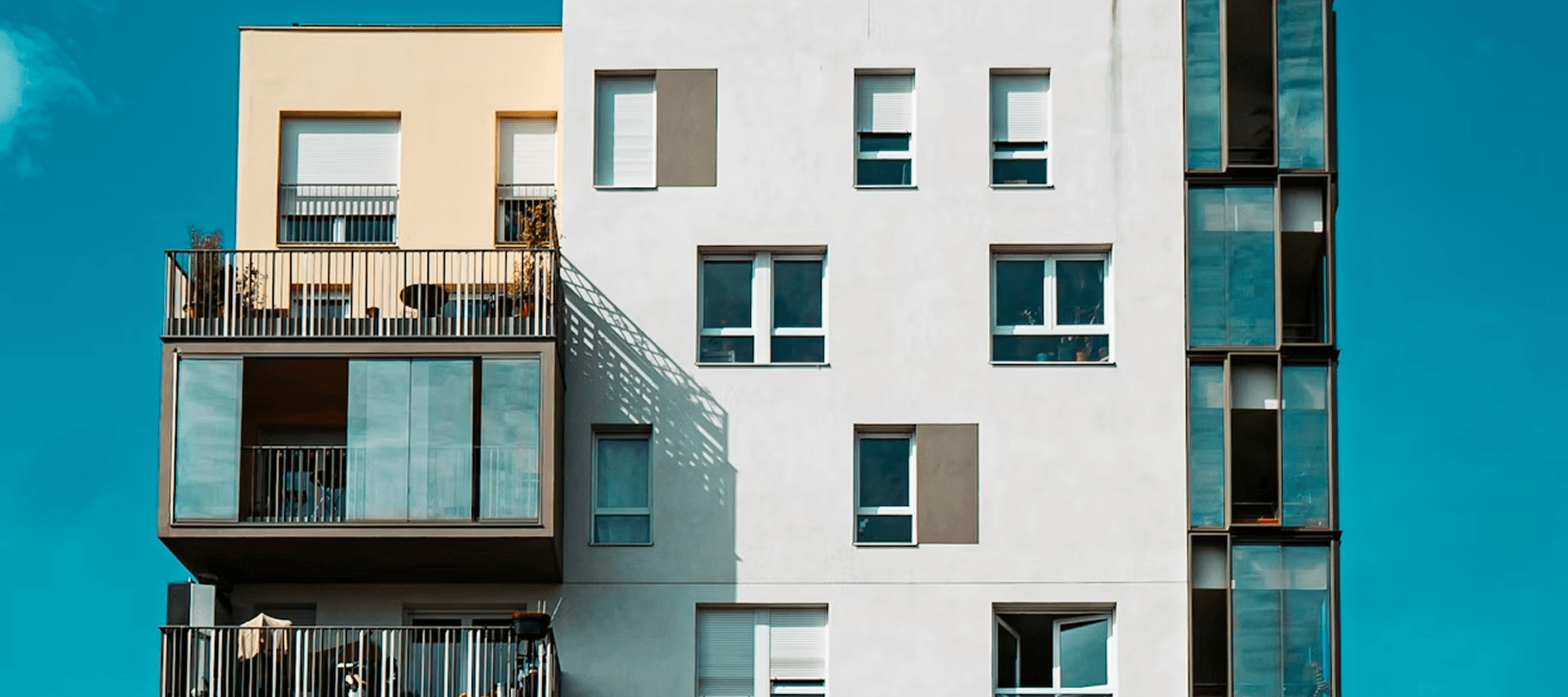 Façade moderne d’un immeuble résidentiel - illustration du secteur immobilier