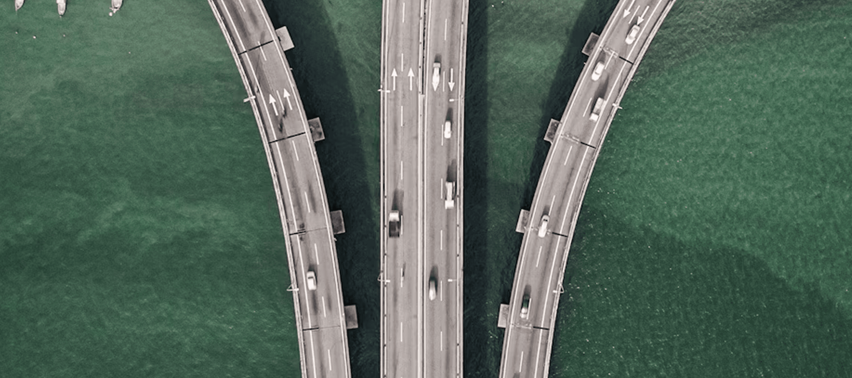 Vue aérienne de ponts routiers au-dessus de l’eau - illustration du secteur transport et logistique