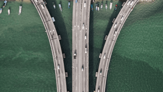 Vue aérienne de ponts routiers au-dessus de l'eau - illustration du secteur transport et logistique