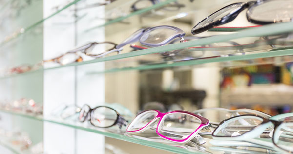 Marché des lunettes, un modèle sous tension