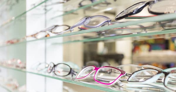 Marché des lunettes, un modèle sous tension
